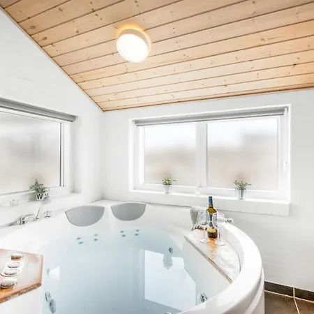 Lovely With Hot Tub, Sauna And Space For 8 People Feriehus *
