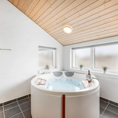 Lovely With Hot Tub, Sauna And Space For 8 People *