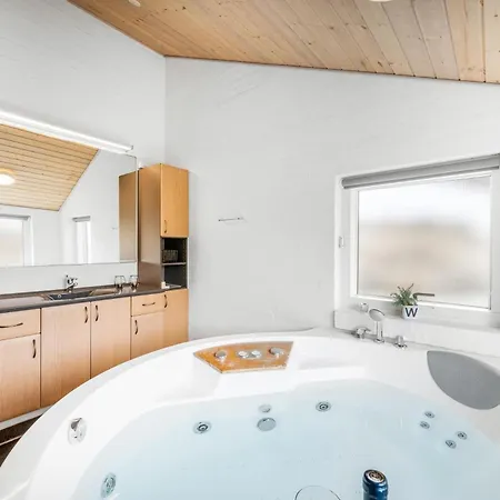 Lovely With Hot Tub, Sauna And Space For 8 People Feriehus